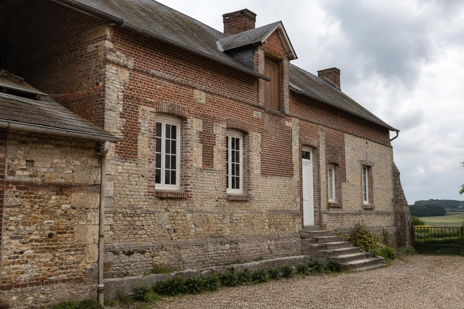Façade d’une maison ancienne en brique